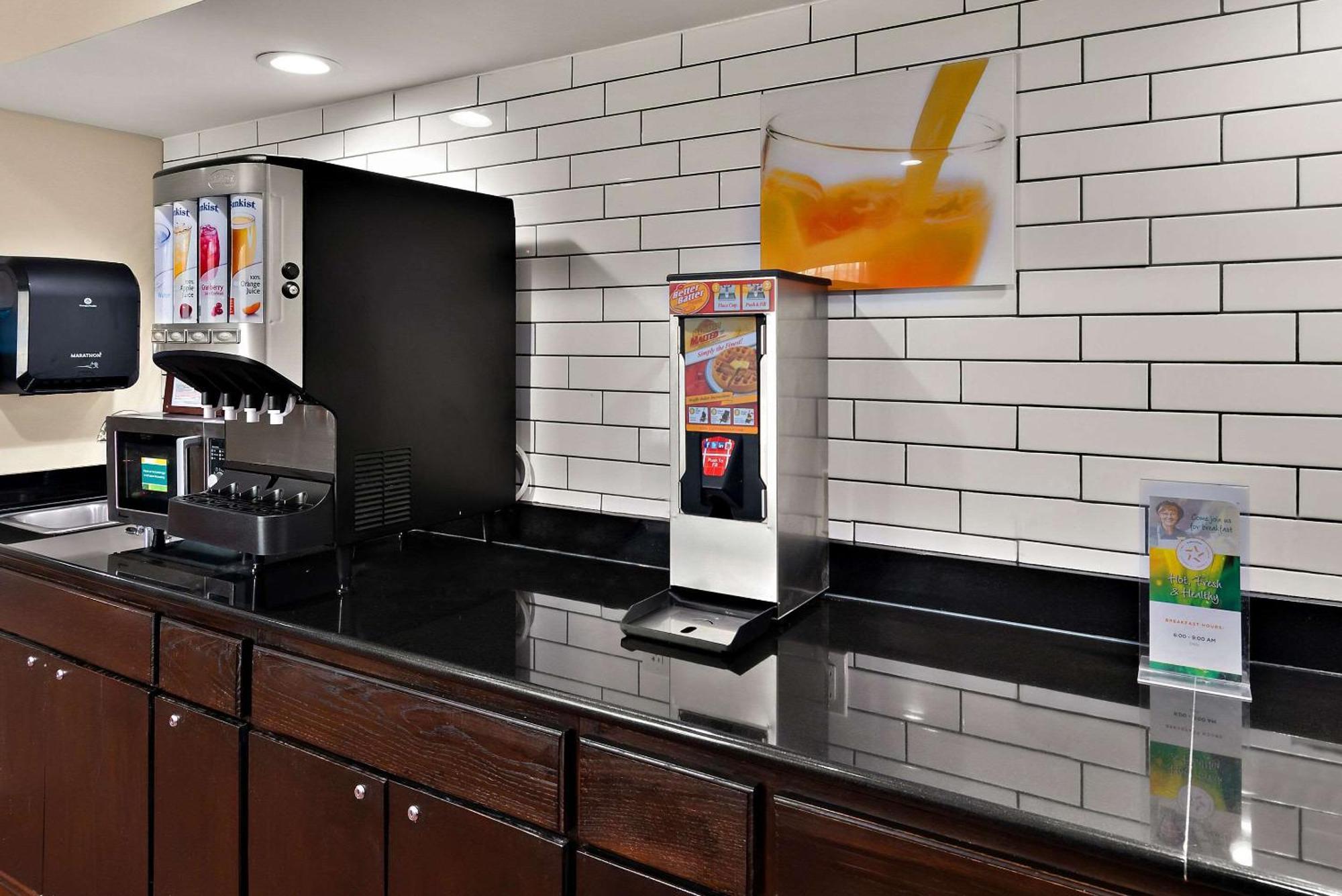 Quality Inn Memphis Northeast Near I-40 מראה חיצוני תמונה